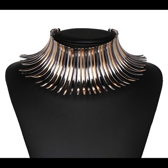 Accessories - Statement necklace